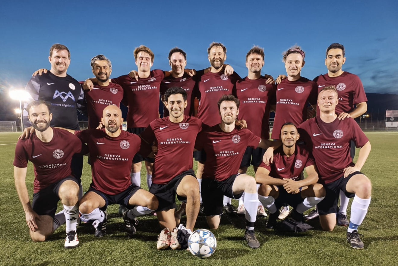 Geneva International football players together on the pitch